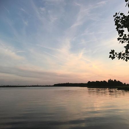 Over Lake 莫尼肯达姆 外观 照片
