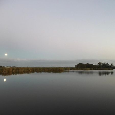 Over Lake 莫尼肯达姆 外观 照片