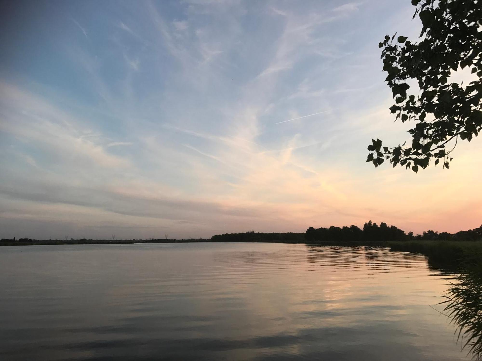 Over Lake 莫尼肯达姆 外观 照片